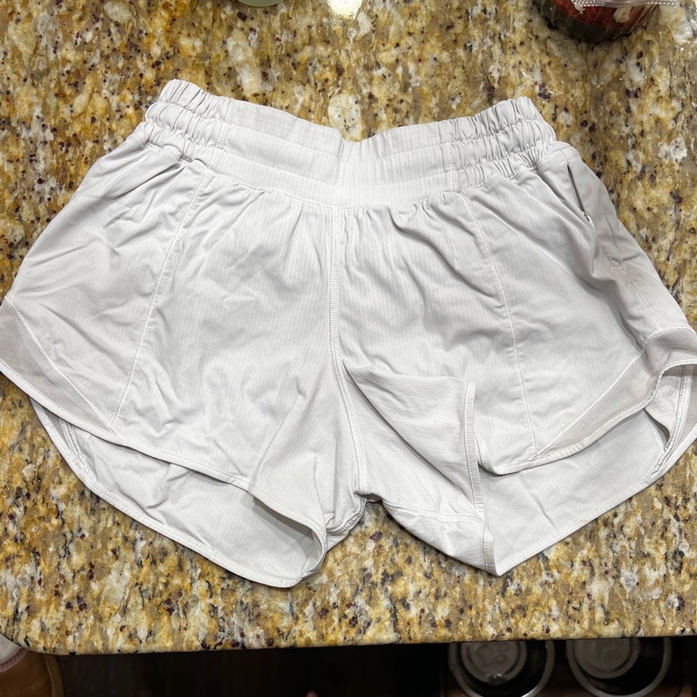 Lululemon Hotty Hot Low-rise Lined shorts 4in.